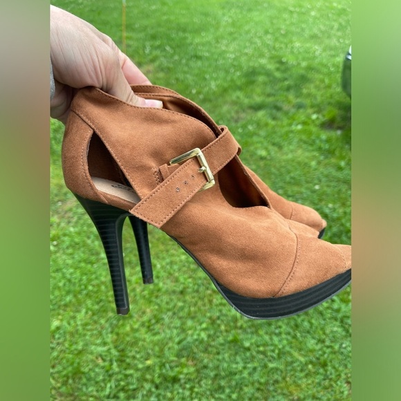 Brash brown faux suede like, buckle, open toe, platform, high heels size 7 - Picture 17 of 17